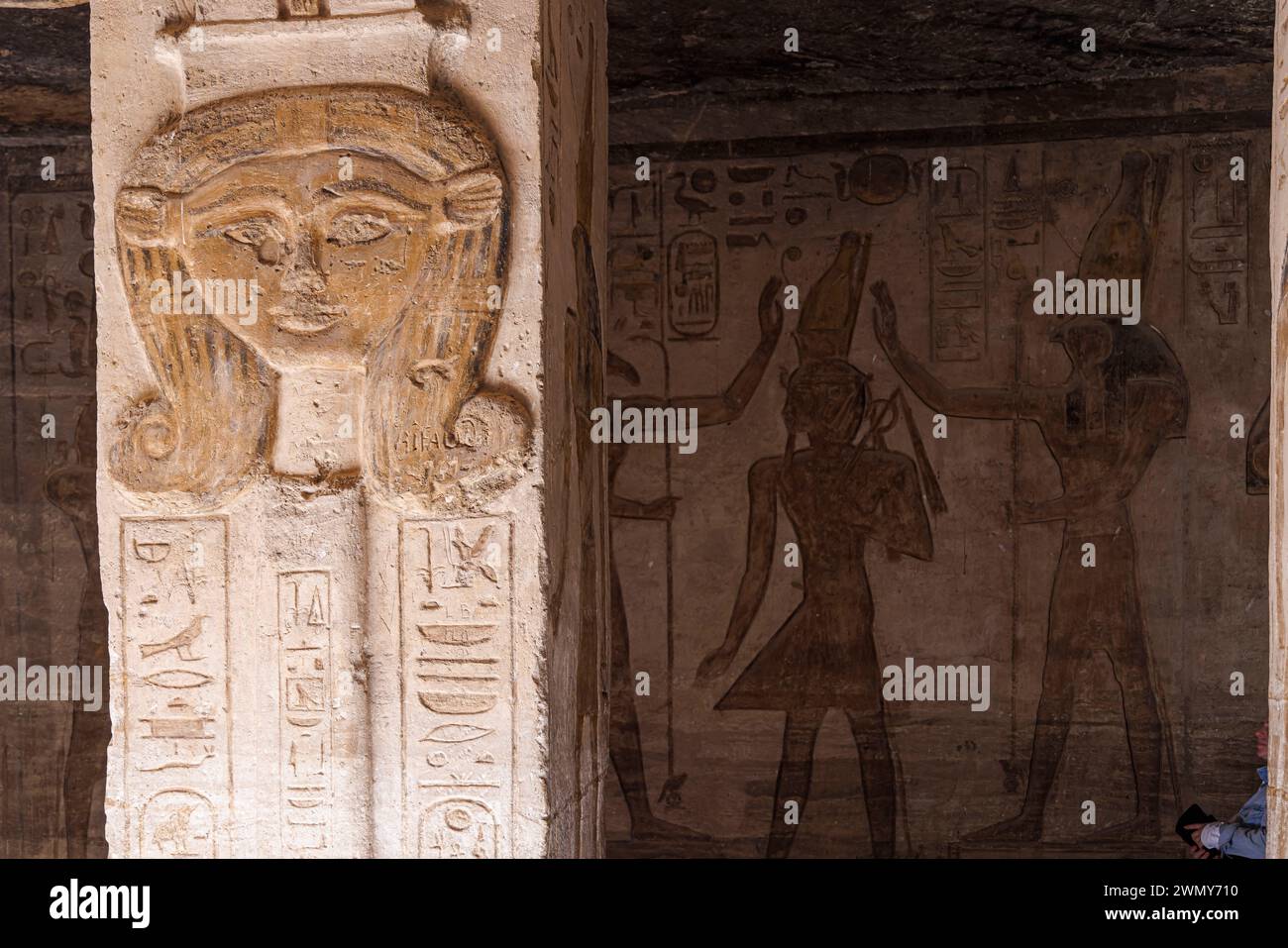 Egitto, Abu Simbel, monumenti nubiani da Abu Simbel a file, patrimonio mondiale dell'UNESCO, tempio Nefertari, colonna Hathor Foto Stock