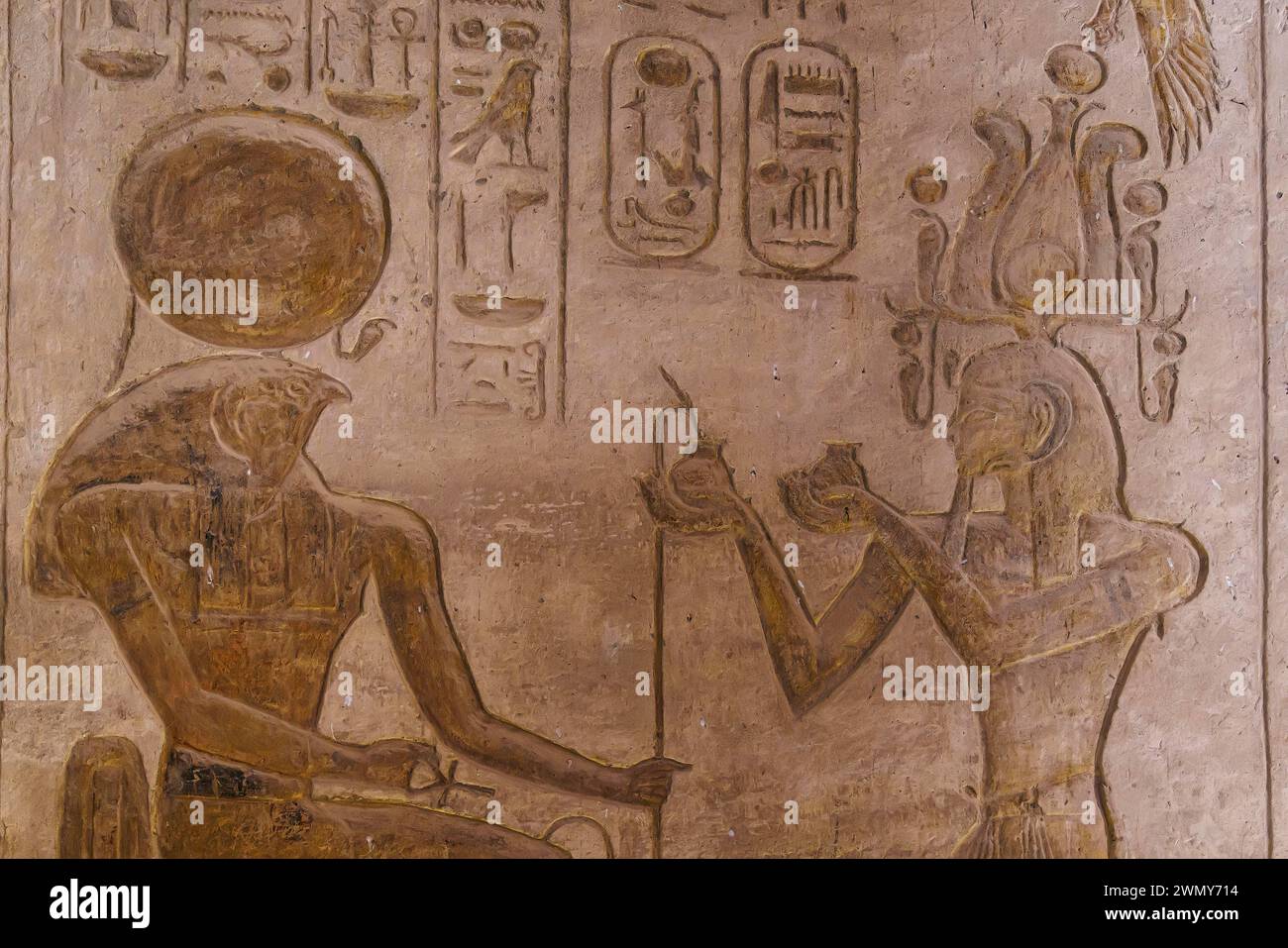 Egitto, Abu Simbel, monumenti nubiani da Abu Simbel a file, patrimonio dell'umanità dell'UNESCO, tempio Nefertari, Ramses II offre vino a Ra Horakhty Foto Stock