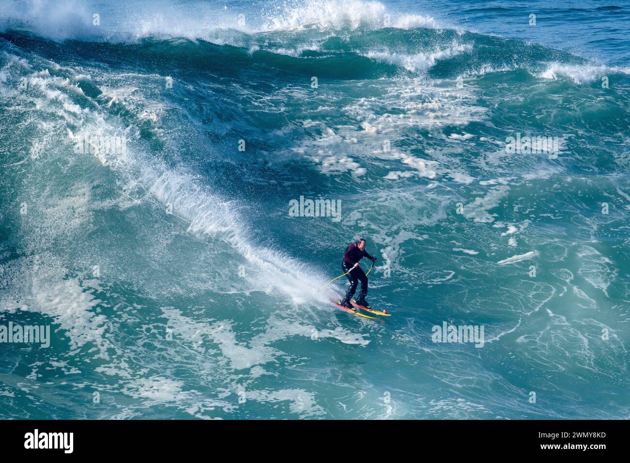 Portogallo, Estremadura, Nazaré, surf sulle onde giganti di Nazaré - Chuck Patterson (sci d'onda) Foto Stock