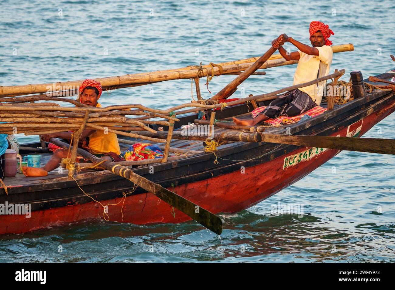 Barca da pesca locale su un'insenatura Sunderbans, Sunderbans, Delta del Gange, Baia del Bengala, India Foto Stock