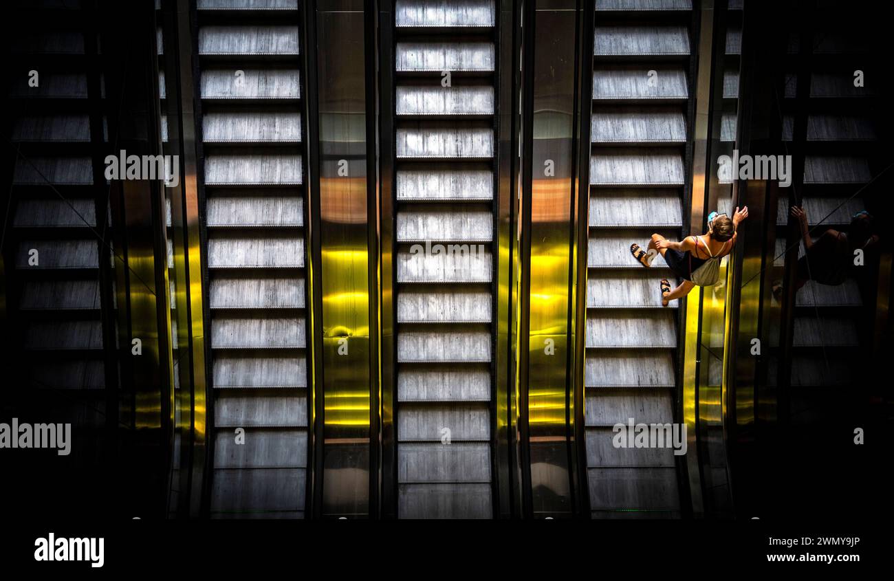 La scala mobile della stazione centrale di Vienna vista dall'alto con una persona che sale Foto Stock