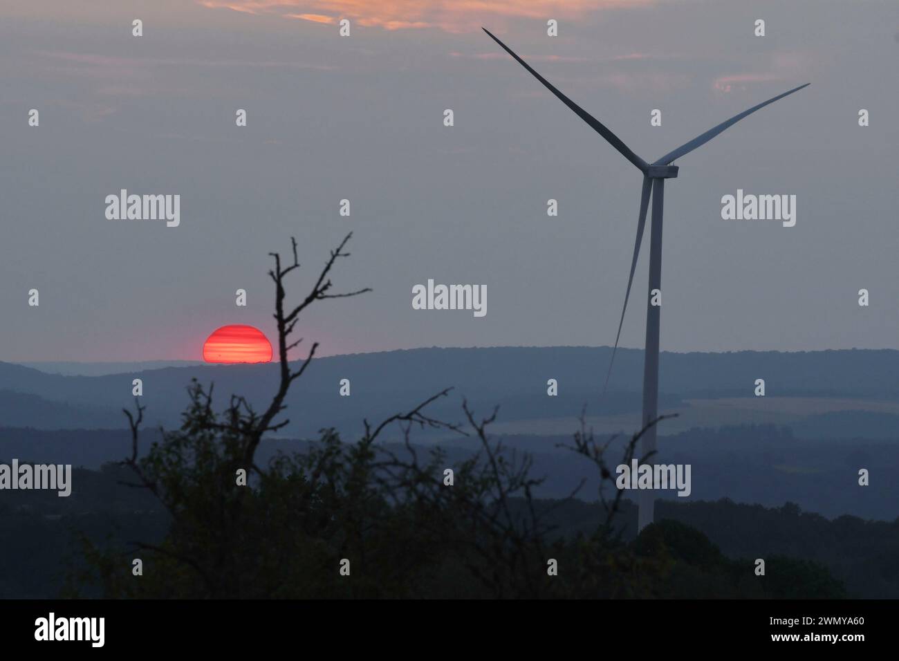 Francia, Doubs, Etouvans, parco eolico di tre cantoni, che tramonta il sole Foto Stock
