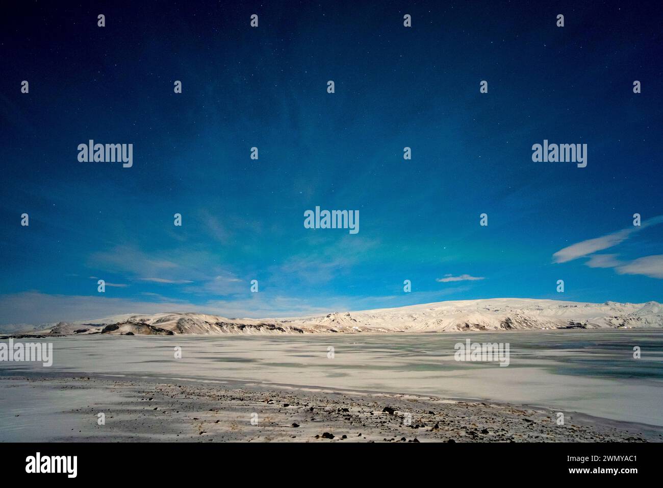 Islanda, costa meridionale, laguna di Dyrhólaey, osservazione notturna dell'aurora boreale Foto Stock