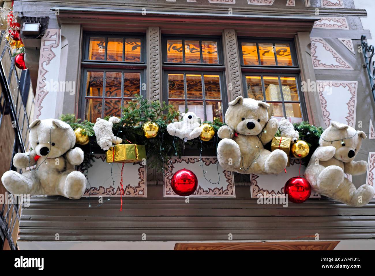 Francia, Bas Rhin, Strasburgo, città vecchia dichiarata Patrimonio dell'Umanità dall'UNESCO, rue du Maroquin, winstub decorato per il mercatino di Natale, oriel Foto Stock