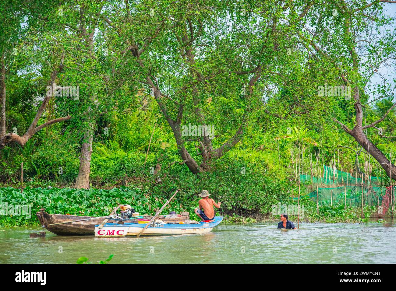 Vietnam, Delta del Mekong, provincia di Vinh Long, un'isola Binh, pescatori su uno dei molti canali o arroyos dell'isola Foto Stock