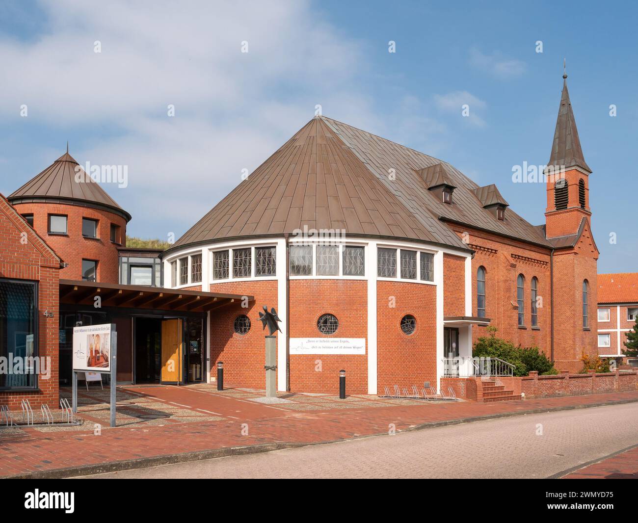 Chiesa cattolica dei Sacri Arcangeli sull'isola della Frisia orientale Juist, bassa Sassonia, Germania Foto Stock