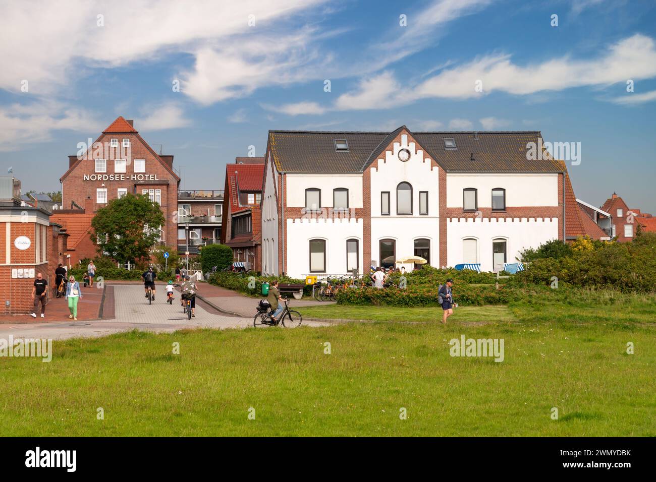 Scena di strada con hotel e turisti nella città della Frisia orientale dell'isola Juist, bassa Sassonia, Germania Foto Stock