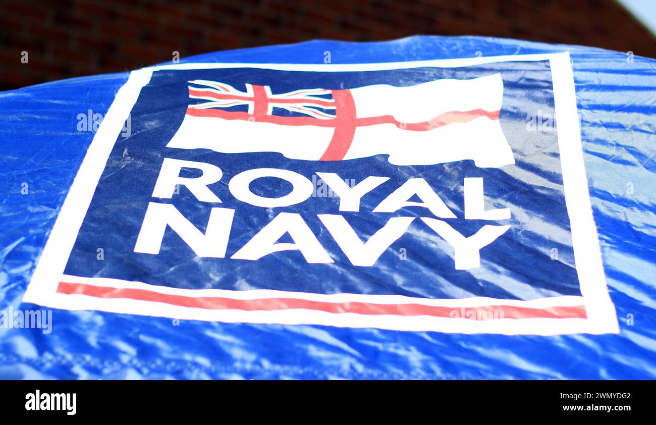 Emblema della Royal Navy britannica su sfondo blu Foto Stock