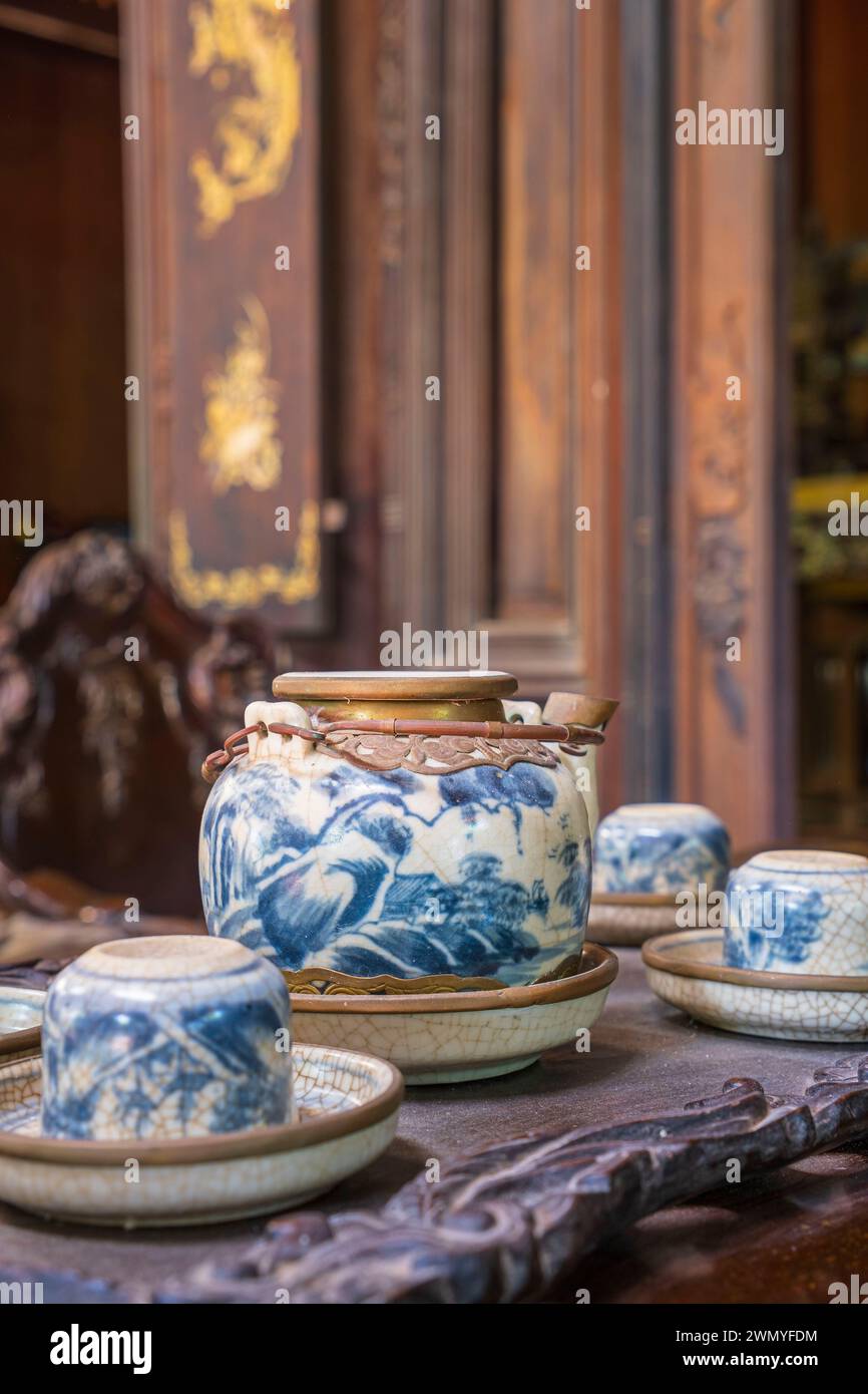 Vietnam, Delta del Mekong, Cai Be, casa del signor Kiet, una casa storica costruita nel 1838, set da tè in porcellana cinese Foto Stock