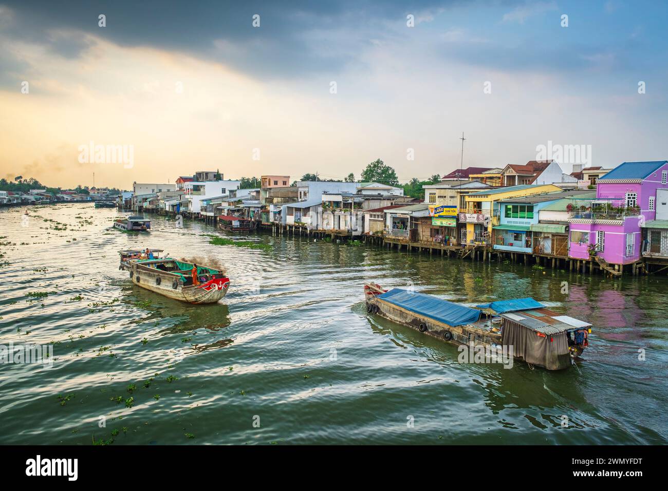 Vietnam, Delta del Mekong, Cai Be, navigazione sul canale Kinh 28 che sfocia nel fiume Mekong Foto Stock
