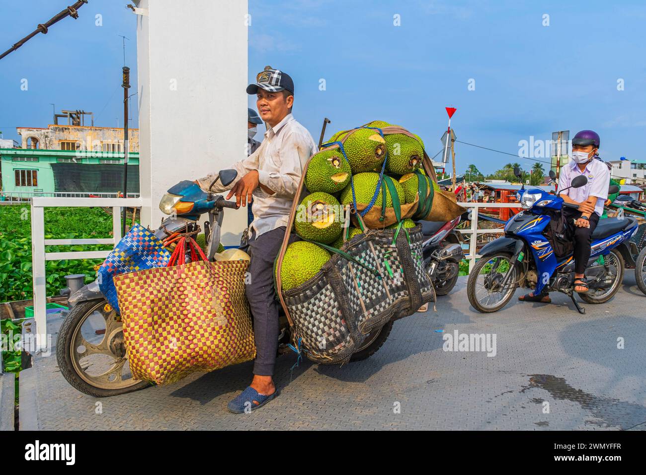 Vietnam, Delta del Mekong, Cai Be, scooter carico di frutta secca Foto Stock