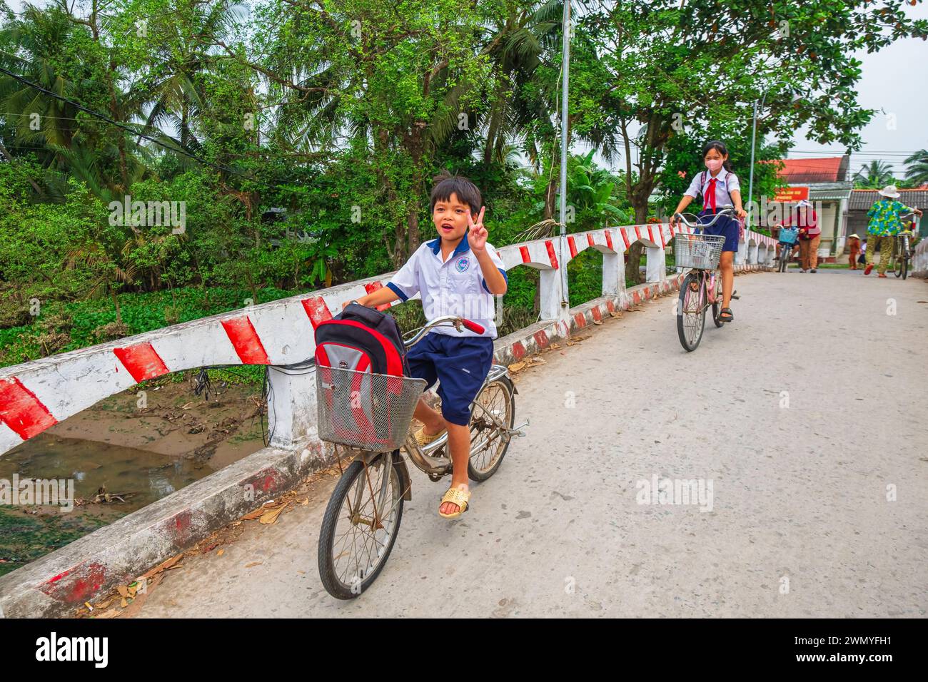 Vietnam, Delta del Mekong, provincia di Tien Giang, isola di Tan Phong, scolari di ritorno da scuola Foto Stock