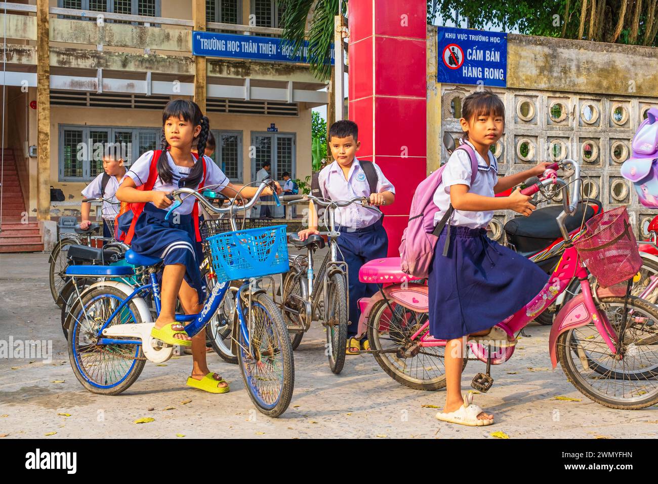 Vietnam, Delta del Mekong, provincia di Tien Giang, isola di Tan Phong, scolari alla fine della scuola Foto Stock