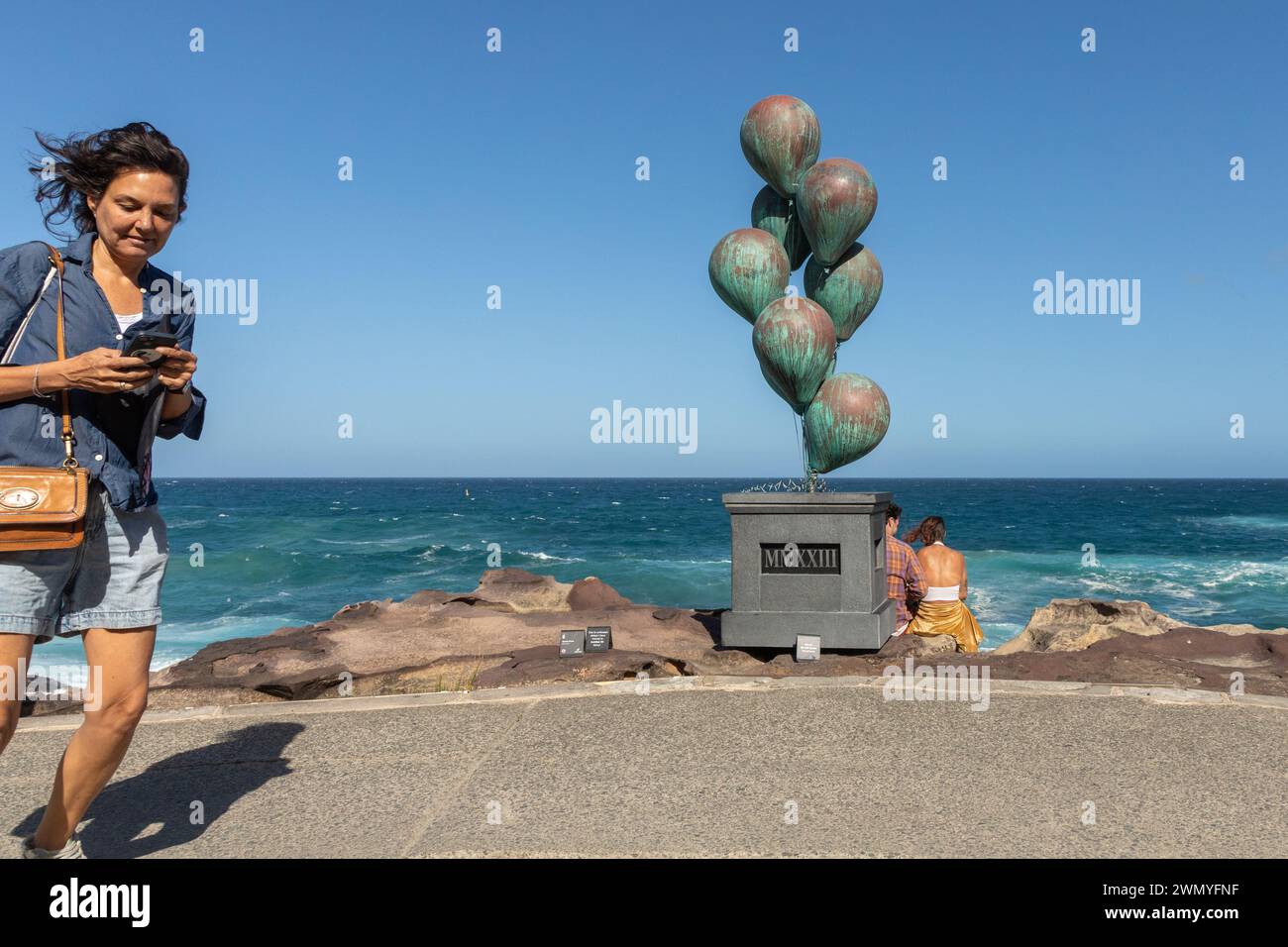 I visitatori del "Monumento II" di Norton Flavel, parte della mostra "Sculpture by the Sea" sulla passeggiata costiera tra le spiagge di Bondi e Tamarama. Foto Stock