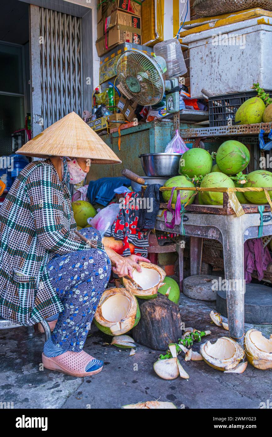 Vietnam, Delta del Mekong, tra Vinh, il mercato, la vendita di noci di cocco Foto Stock