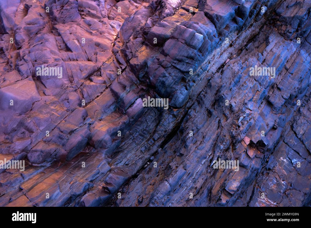 Impressionanti formazioni rocciose sulla spiaggia della vecchia miniera di Llumeres, nelle Asturie, con motivi creati da batteri biofilm ricchi di ferro. Foto Stock