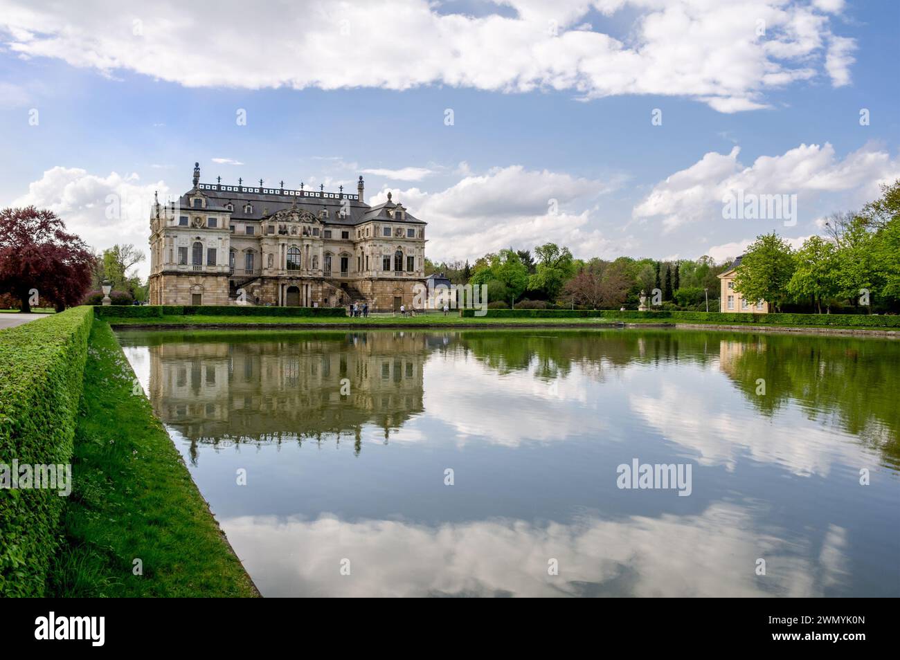 € palazzo barocco riflesso nelle acque di Palaisteich a Grosser Garten a Dresda, Germania Foto Stock