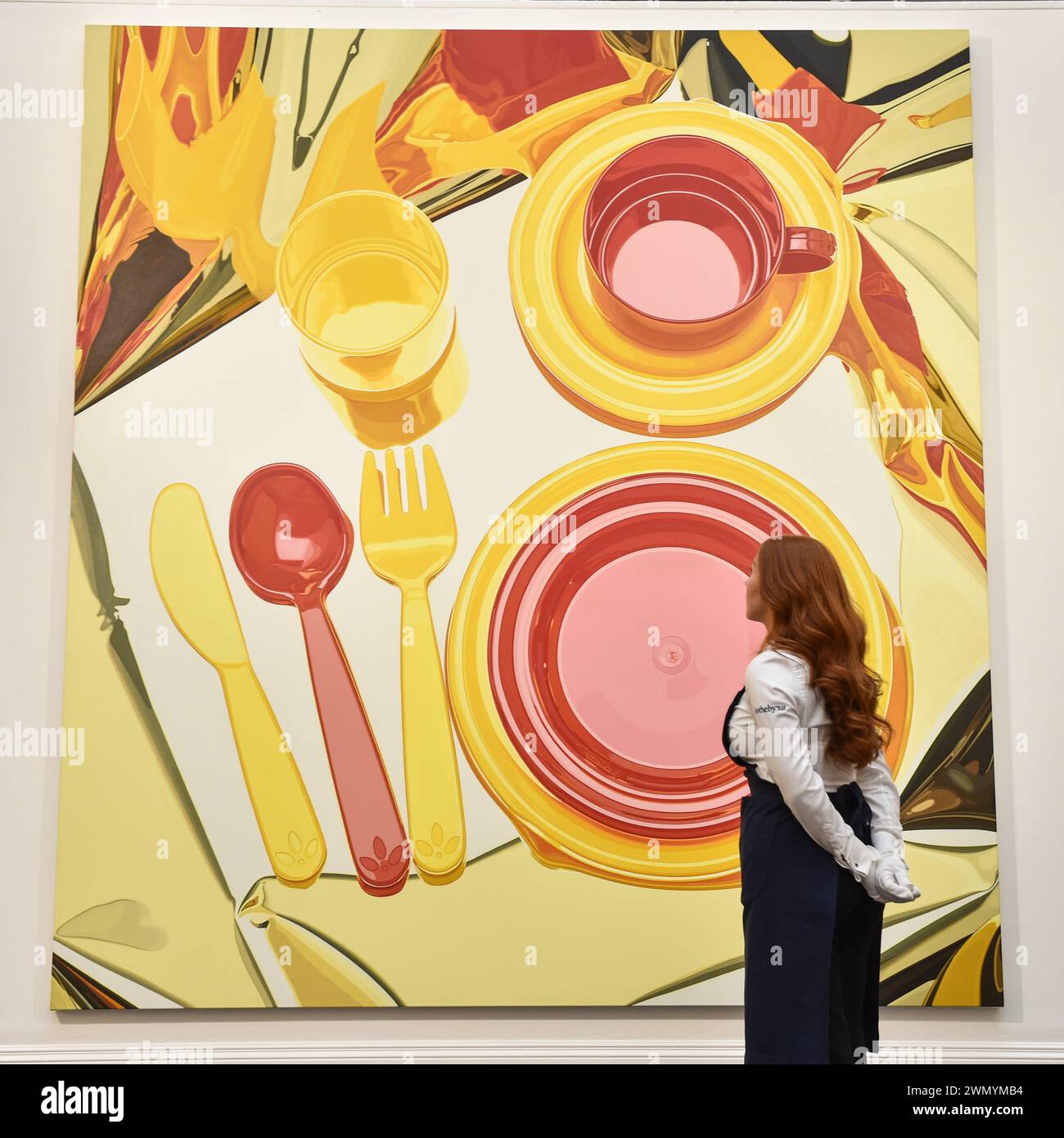 Londra, Inghilterra, Regno Unito. 28 febbraio 2024. Il membro dello staff di Sotheby guarda Jeff Koons.'Plate Set' stimato a 1.500.000 - 2.000.000 GBP durante l'anteprima delle prime aste di arte moderna e contemporanea di Sotheby del 2024. (Credit Image: © Thomas Krych/ZUMA Press Wire) SOLO PER USO EDITORIALE! Non per USO commerciale! Foto Stock