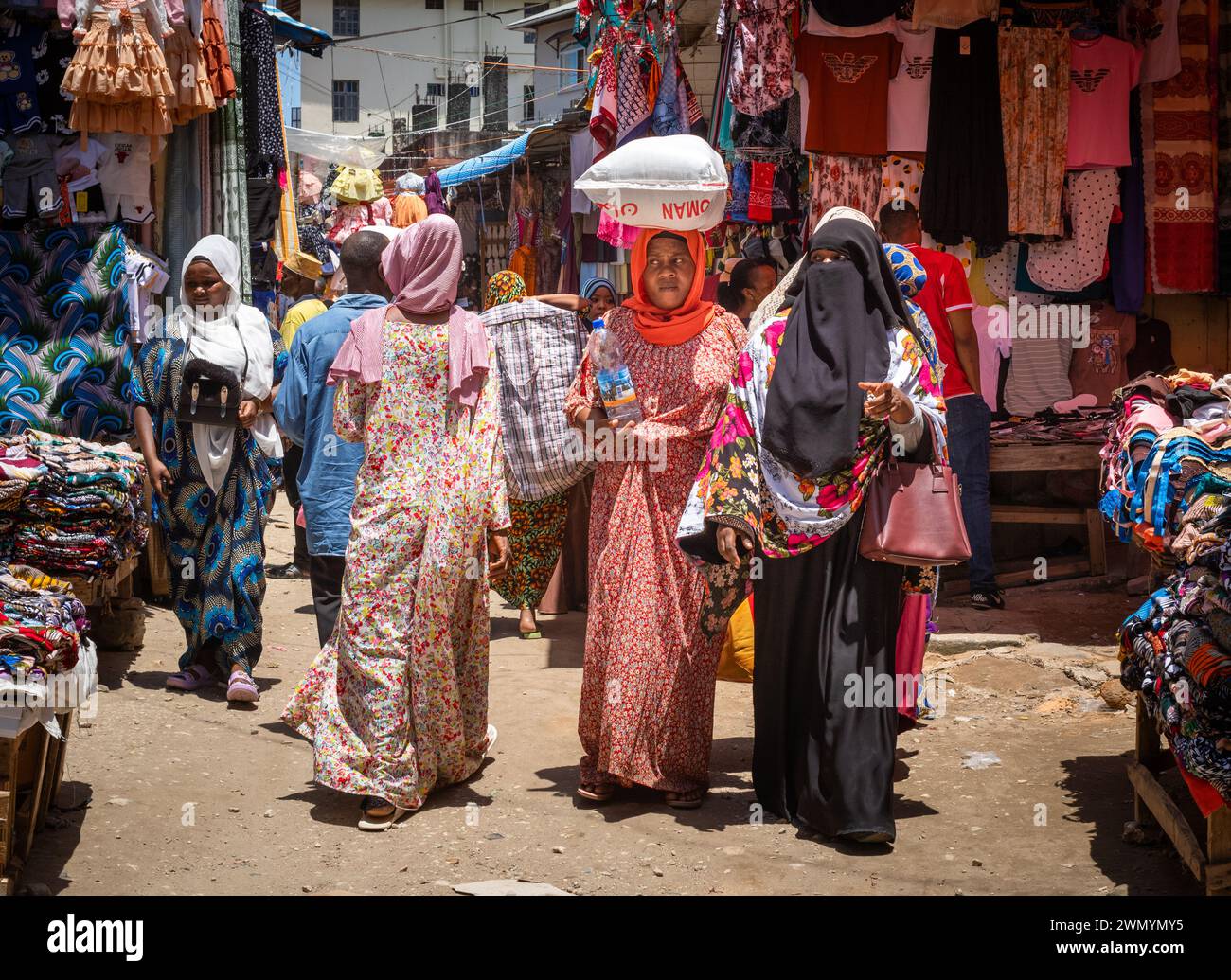 Donne musulmane colorate e velate nel suk Darajani a Zanzibar, Zanzibar, Tanzania Foto Stock