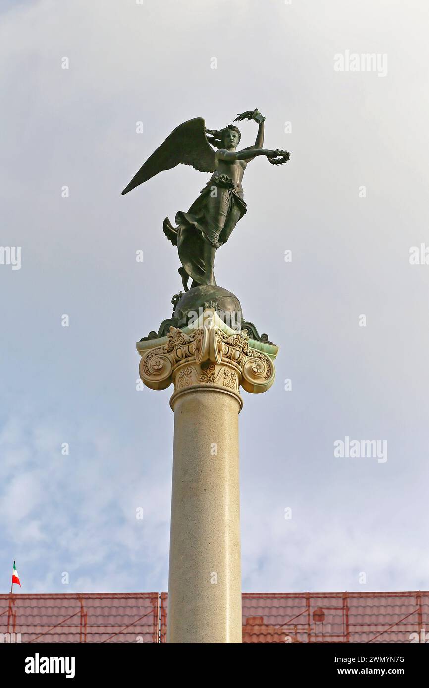 Napoli, Italia - 25 giugno 2014: Scultura in bronzo in cima alla colonna di marmo Martiri Monumento napoletano colonna Piazza dei Martiri. Foto Stock