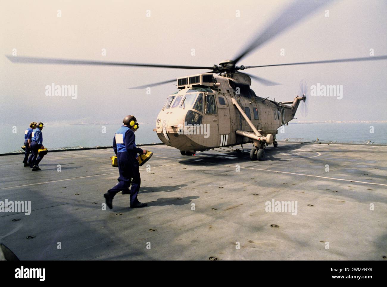 Prima guerra del Golfo: 20 marzo 1991 un 845 Naval Air Squadron Westland Sea King HC. Mk 4/HA. L'elicottero MK 5, numero di serie ZA312 B, atterra sul ponte dell'RFA Sir Galahad (L3005) durante le operazioni di sminamento della Royal Navy al largo del porto di Shuaiba in Kuwait. Foto Stock