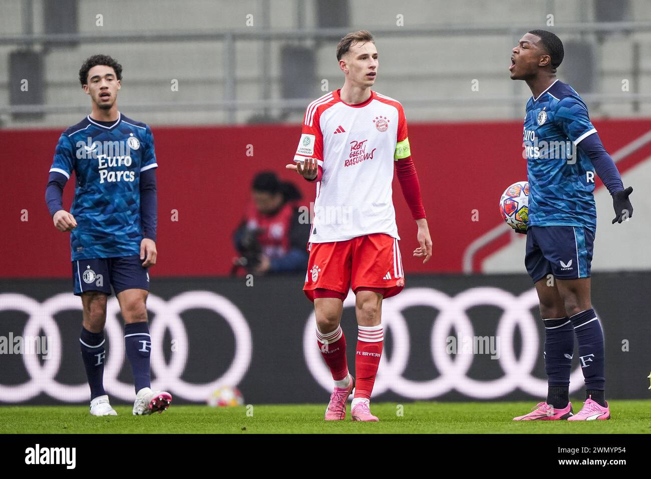 Monaco, Germania. 28 febbraio 2024. Monaco di Baviera - Lovro Zvonarek del Bayern Monaco O19, Zepiqueno Redmond del Feyenoord O19 durante il round del 16 della UEFA Youth League tra Bayern Munchen O19 contro Feyenoord O19 al FC Bayern Campus il 28 febbraio 2024 a Monaco di Baviera, Germania. Credito: Foto Box to Box/Alamy Live News Foto Stock