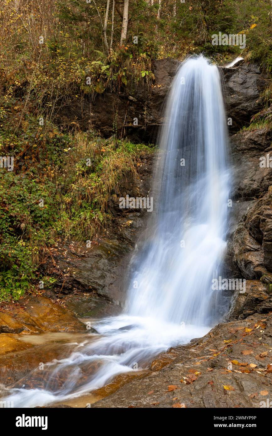 Cascata di Hart vicino a Fuegen nella valle della Zillertal, Tirolo, Austria Foto Stock