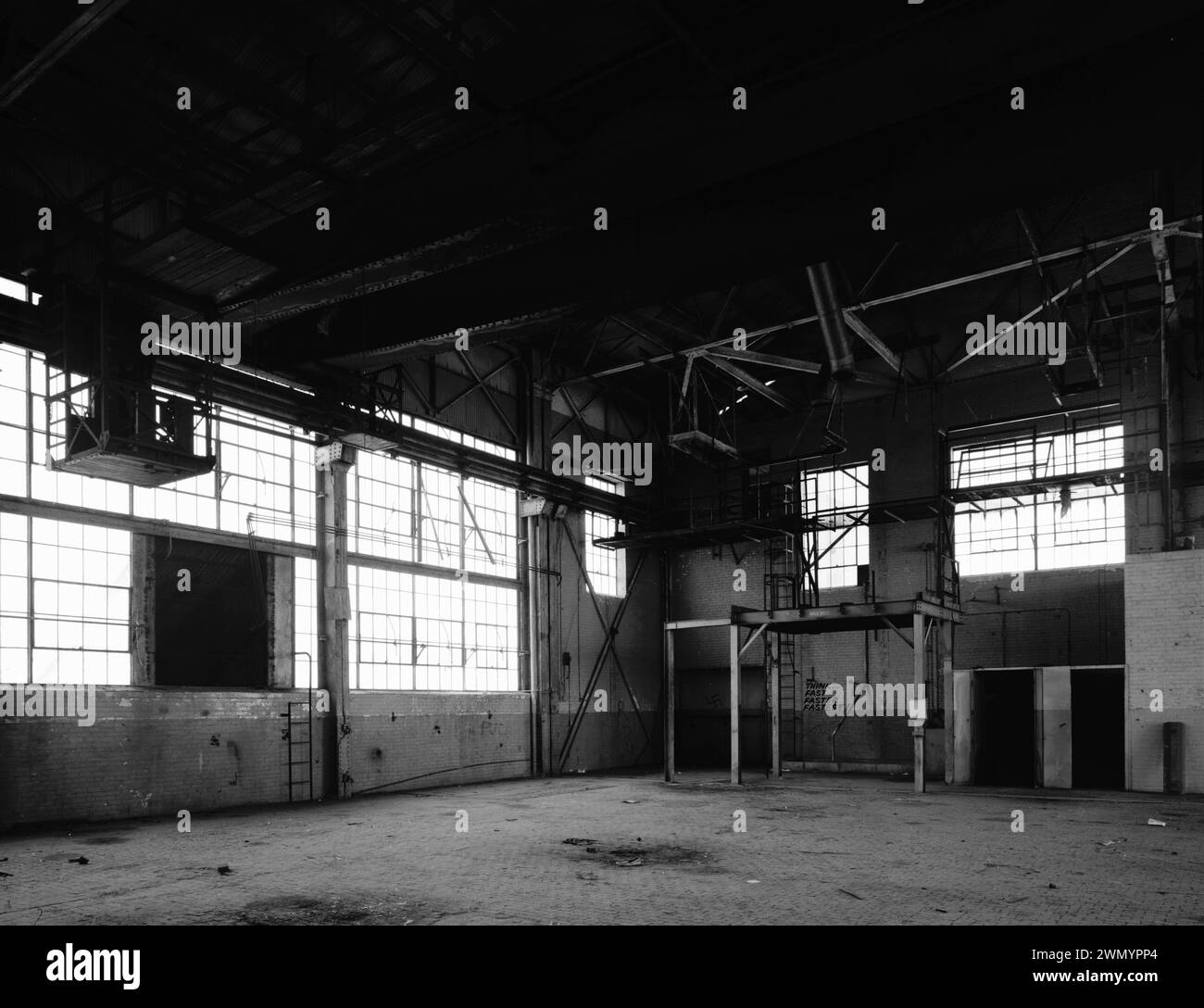 Area industriale - edificio d'epoca - magazzino - PORTA ASCENSORE PER GRU E MERCI, ANGOLO NORD-OVEST DEL MAGAZZINO AL SECONDO PIANO. VISTA A NORD-OVEST. - Ford Motor Company Long Beach Assembly Plant, Assembly Building Foto Stock