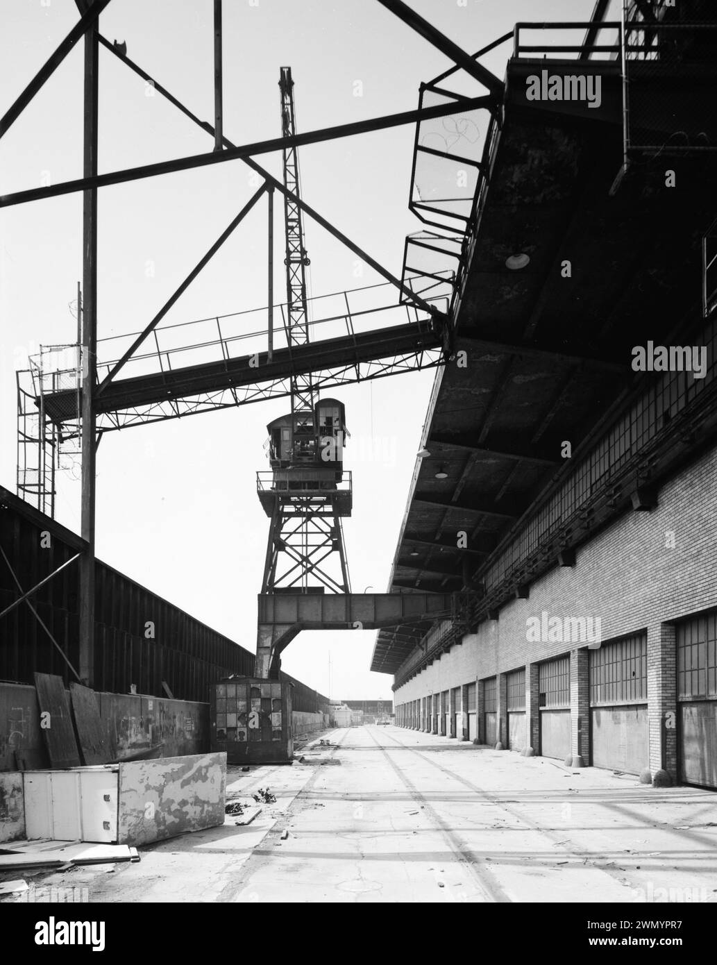 Area industriale - edificio d'epoca - DAVANTI A GRU, DIGA E PONTE AL SECONDO PIANO DAL PONTE DELLA FERROVIA. VISTA SUD. - Ford Motor Company Long Beach Assembly Plant, Crane, 700 Henry Ford Avenue, Long Beach, Los Angeles Foto Stock