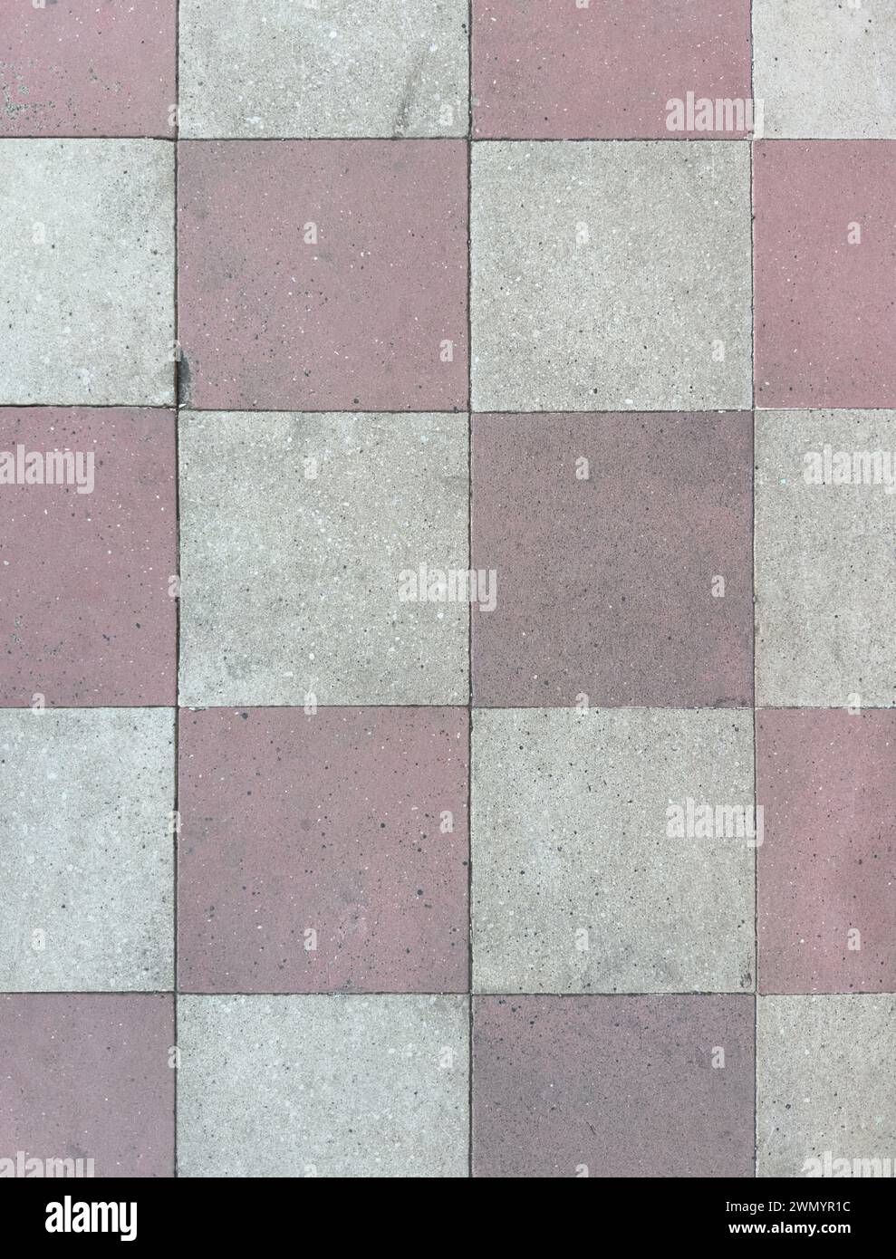 Vista ravvicinata con piastrelle quadrate di colore rosso e grigio Foto Stock