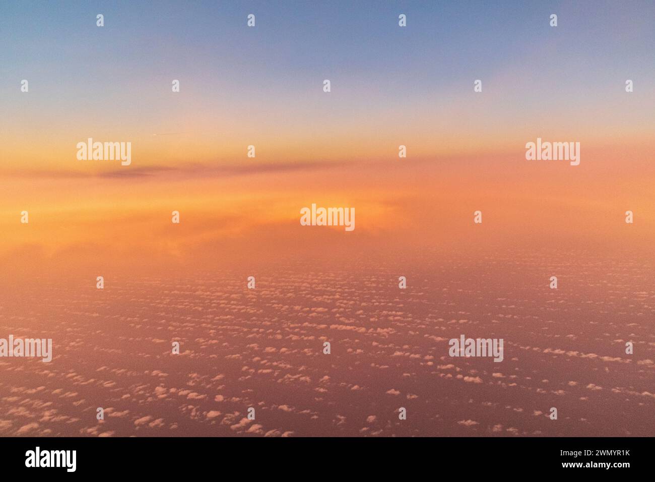 Paesaggio notturno vicino all'isola Canaria di Lanzarote, in Spagna, visto da un aereo di passaggio verso il tramonto. Foto Stock