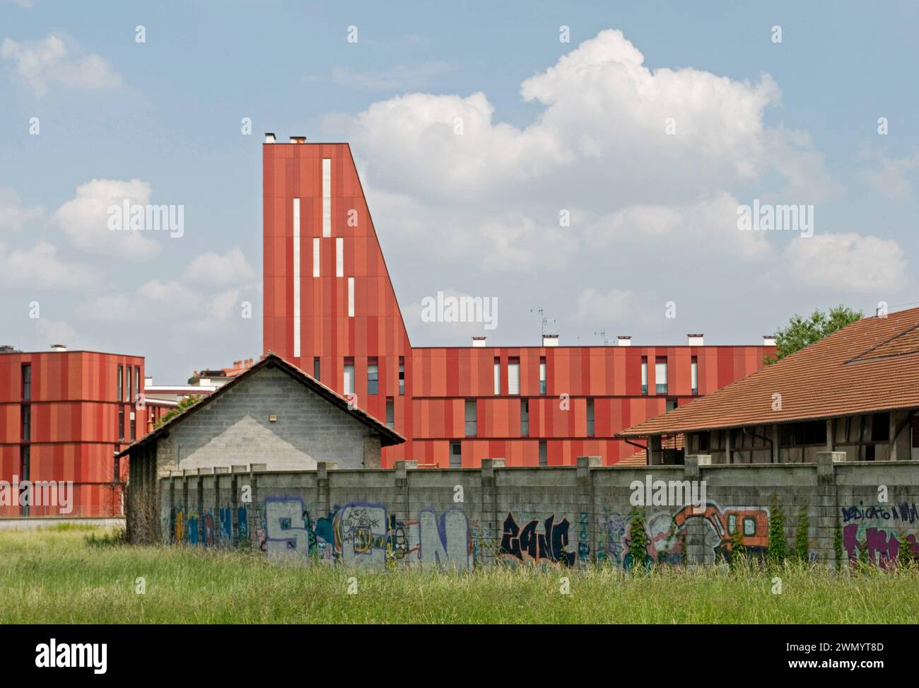 Nuove e vecchie costruzioni in zona suburbana, Milano, Italia Foto Stock