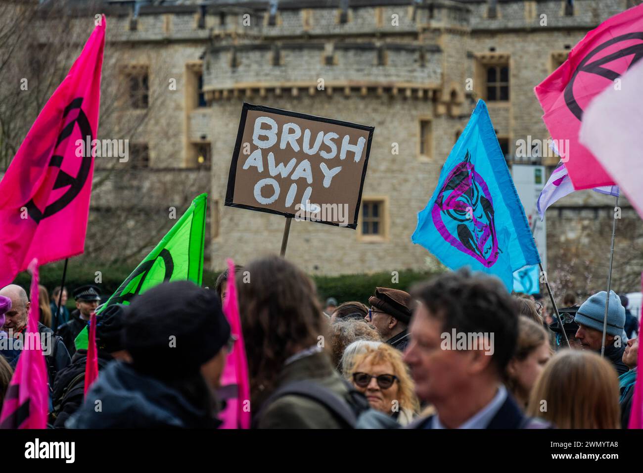 Londra, Regno Unito. 28 febbraio 2024. Raduno nei Trinity Square Gardens di fronte alla Torre di Londra - una protesta della Extinction Rebellion Climate Bomb Defusal Squad, parte della serie di proteste "assicurati il nostro futuro" nella City di Londra. Stanno cercando di incoraggiare gli assicuratori a impegnarsi a non assicurare nuovi progetti legati al carbonio. Crediti: Guy Bell/Alamy Live News Foto Stock