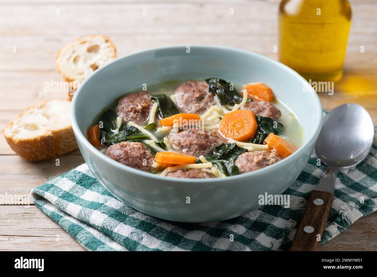 Zuppa di nozze italiana con polpette e spinaci Foto Stock