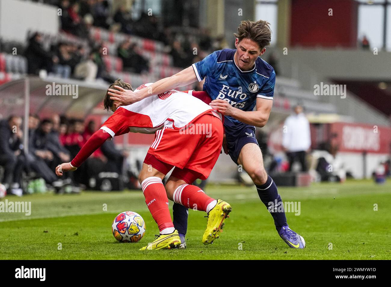 Monaco, Germania. 28 febbraio 2024. Monaco di Baviera - Max Scholze del Bayern Monaco O19, Paulo Rudisill del Feyenoord O19 durante il round del 16 della UEFA Youth League tra Bayern Munchen O19 contro Feyenoord O19 al FC Bayern Campus il 28 febbraio 2024 a Monaco di Baviera, Germania. Credito: Foto Box to Box/Alamy Live News Foto Stock