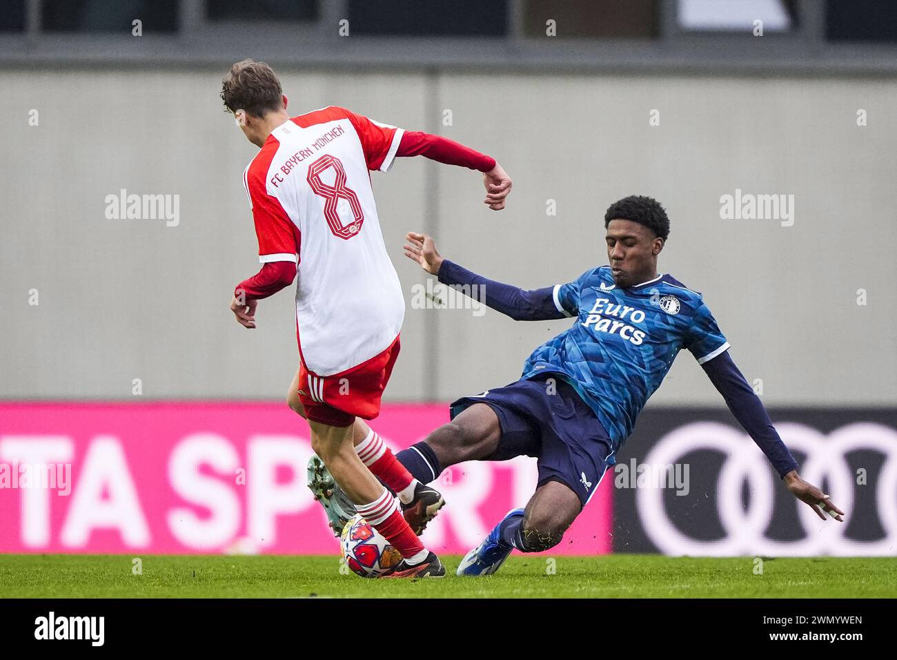 Monaco, Germania. 28 febbraio 2024. Monaco di Baviera - Jonathan ASP Jensen del Bayern Monaco O19, Djomar Giersthove del Feyenoord O19 durante il round del 16 della UEFA Youth League tra Bayern Munchen O19 contro Feyenoord O19 al FC Bayern Campus il 28 febbraio 2024 a Monaco di Baviera, Germania. Credito: Foto Box to Box/Alamy Live News Foto Stock