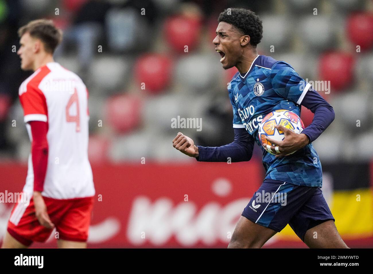 Monaco, Germania. 28 febbraio 2024. Monaco di Baviera - Djomar Giersthove del Feyenoord O19 celebra il 3-2 durante il round dei 16 della UEFA Youth League tra Bayern Munchen O19 contro Feyenoord O19 al FC Bayern Campus il 28 febbraio 2024 a Monaco di Baviera, Germania. Credito: Foto Box to Box/Alamy Live News Foto Stock