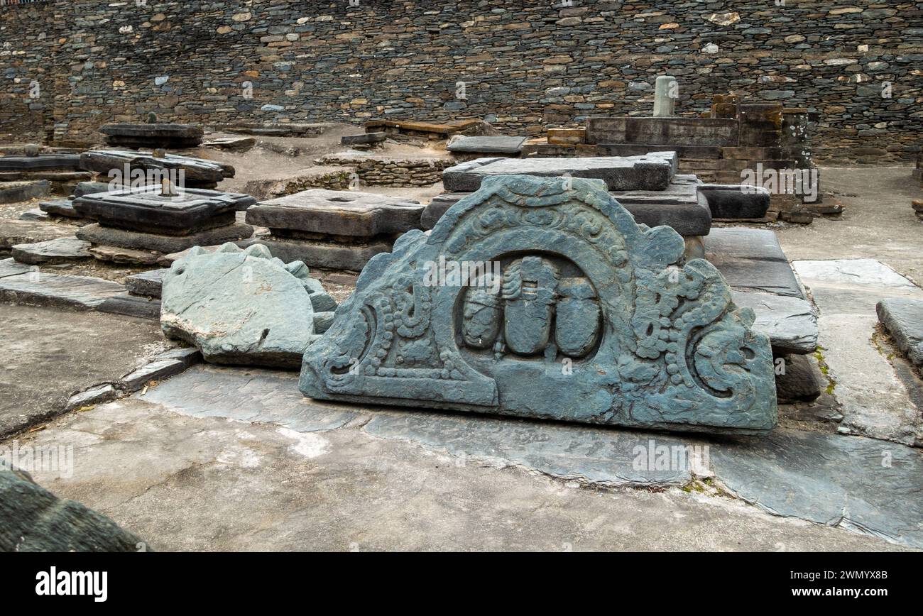 18 febbraio 2024, Uttarakhand India. Rovine e statue rinvenute al tempio Lakhamandal Shiva: Antiche sculture della divinità indù Foto Stock