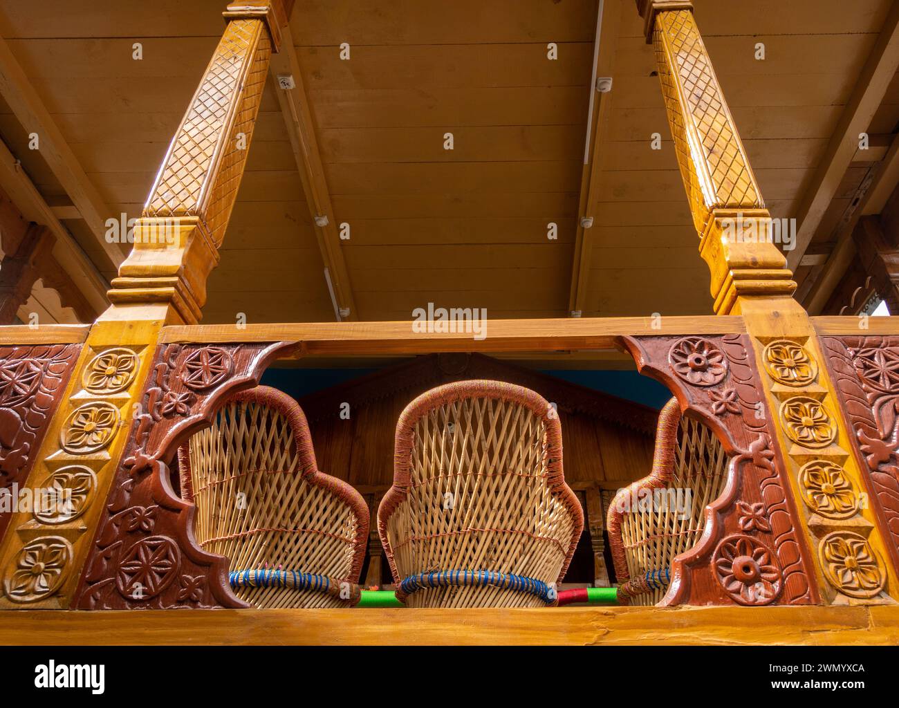 18 febbraio 2024, Uttarakhand India. Himalayan Homestay: Mobili tradizionali di bambù Foto Stock