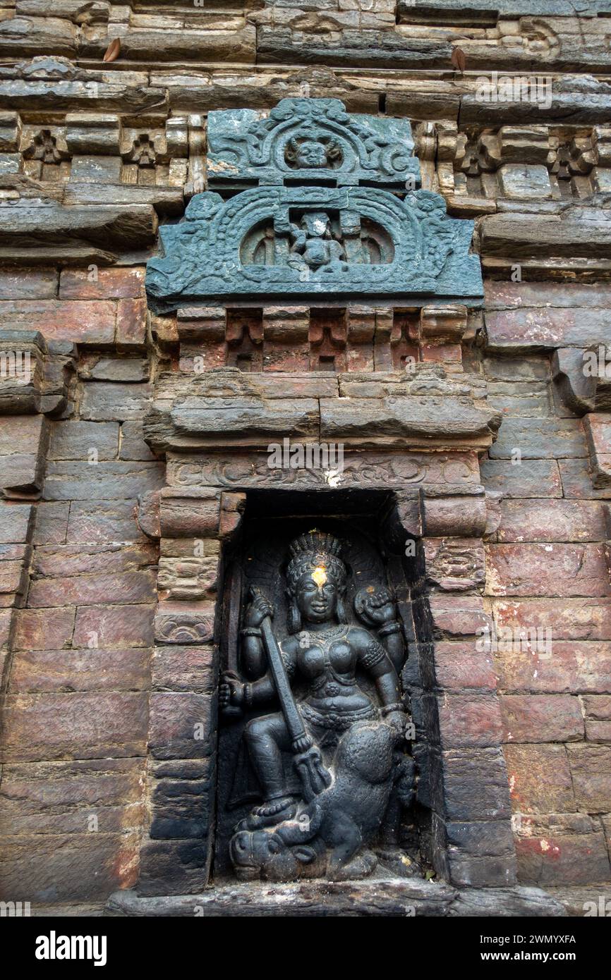 18 febbraio 2024, Uttarakhand India. Mahisasuramardini Scultura: Dea Durga che posa Mahishasura, Tempio Lakhamandal, Uttarakhand, India Foto Stock