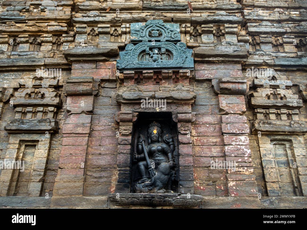 18 febbraio 2024, Uttarakhand India. Mahisasuramardini Scultura: Dea Durga che posa Mahishasura, Tempio Lakhamandal, Uttarakhand, India Foto Stock