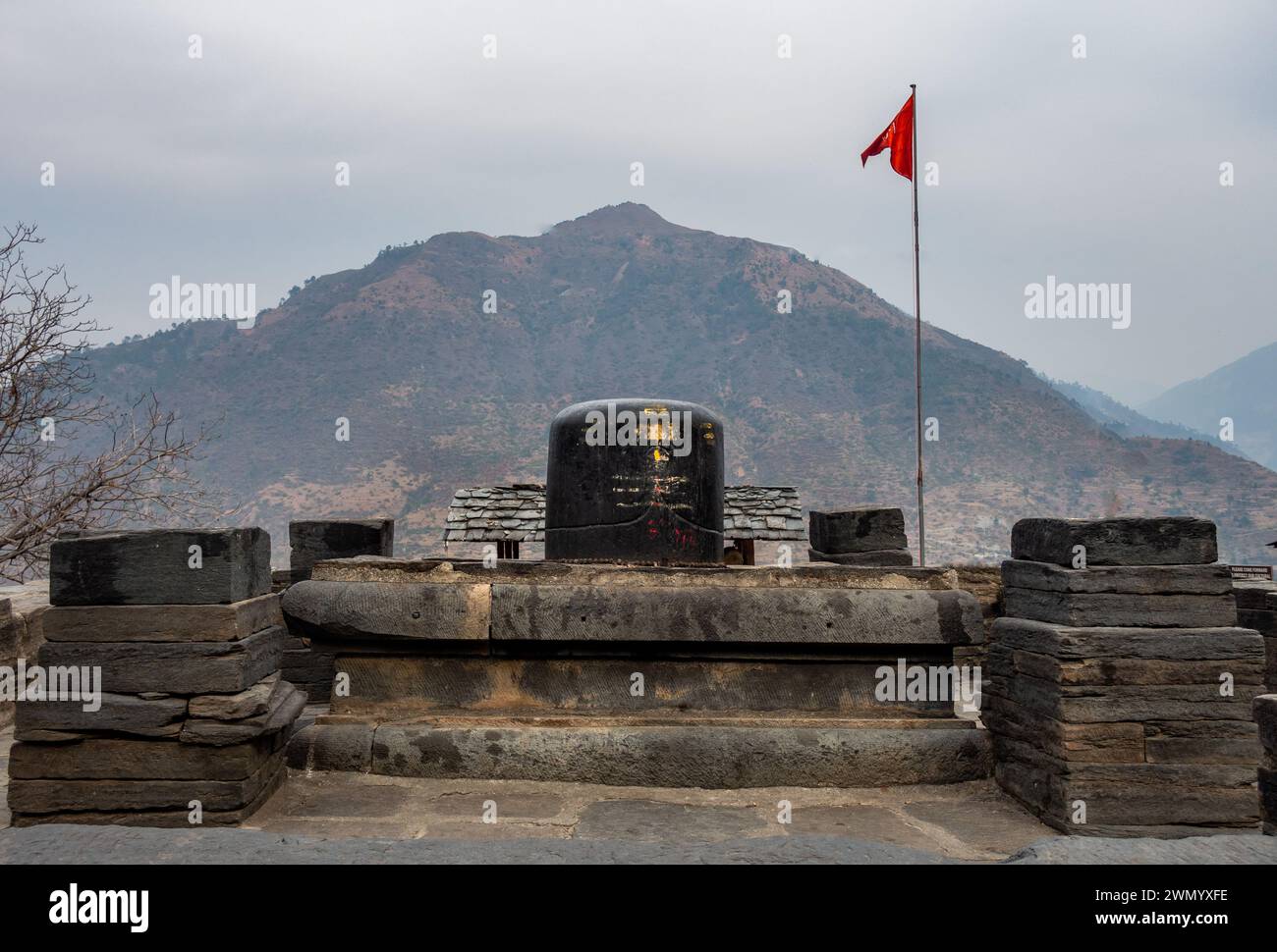 18 febbraio 2024, Uttarakhand India. Big Shiva Linga Sculpture: Tempio di Lakhamandal, sfondo delle montagne himalayane Foto Stock