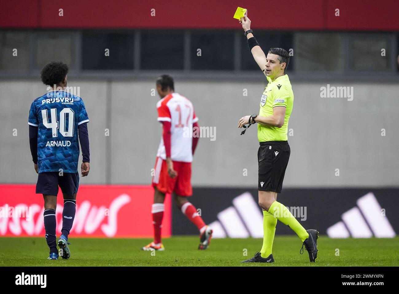 Monaco, Germania. 28 febbraio 2024. Monaco di Baviera - Lugene Arnaud del Feyenoord O19, arbitro Robert Ian Jenkins durante il turno dei 16 della UEFA Youth League tra Bayern Munchen O19 contro Feyenoord O19 al FC Bayern Campus il 28 febbraio 2024 a Monaco di Baviera, Germania. Credito: Foto Box to Box/Alamy Live News Foto Stock