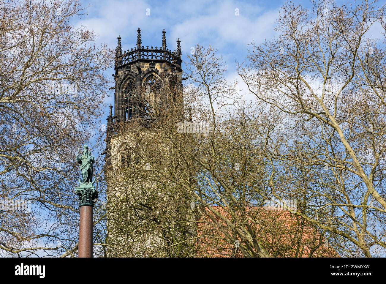 MUNSTER, RENANIA SETTENTRIONALE-VESTFALIA, GERMANIA - 30 MARZO 2019: Il Mariensäule con la torre della St Chiesa di Ludgeri nella Marienplatz di Münster, GE Foto Stock