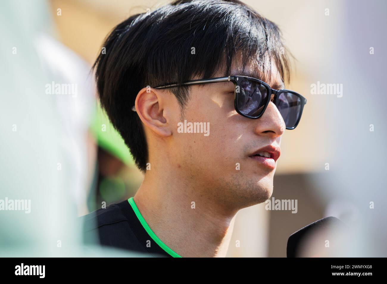 MANAMA, BAHREIN, BAHRAIN International Circuit, 28.Feb.2024: Zhou Guanyu della Cina e il team di F1 Kick Sauber durante il Gran Premio del Bahrain di Formula 1 Foto Stock