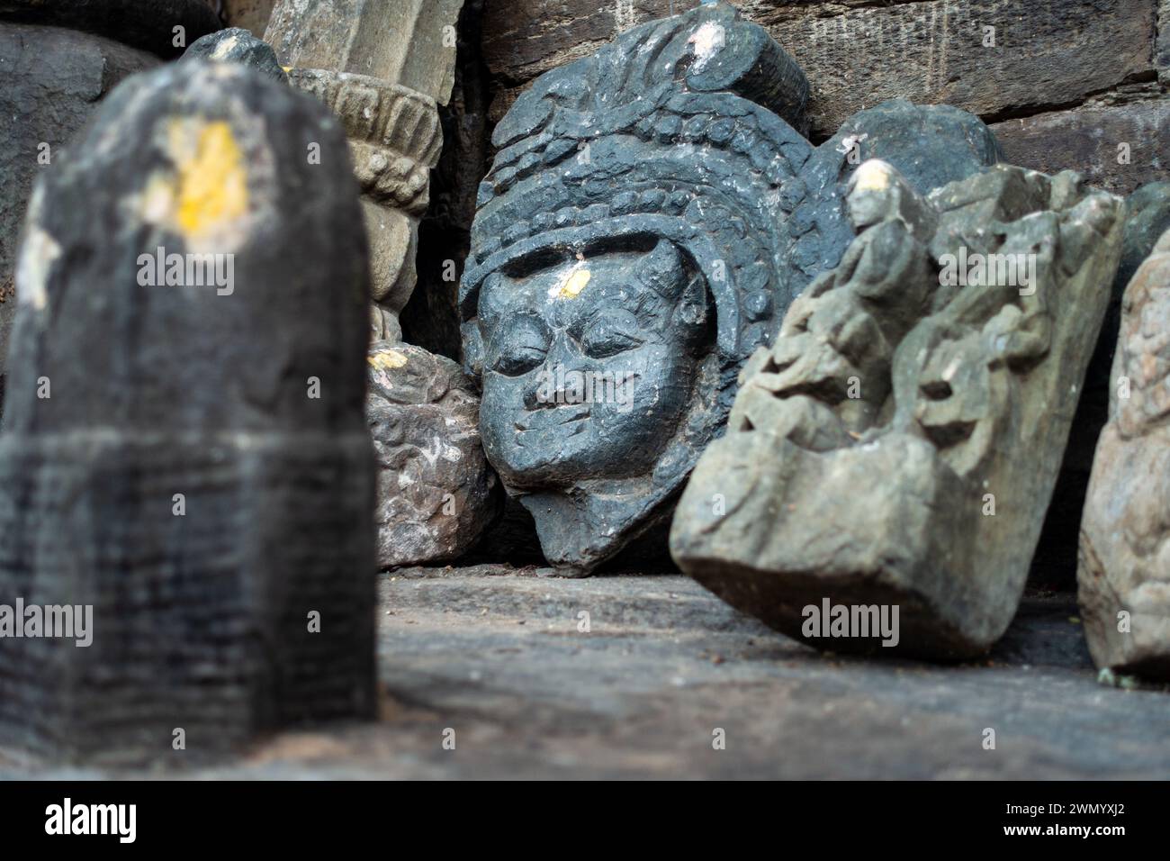 18 febbraio 2024, Uttarakhand India. Rovine e statue rinvenute al tempio Lakhamandal Shiva: Antiche sculture della divinità indù Foto Stock