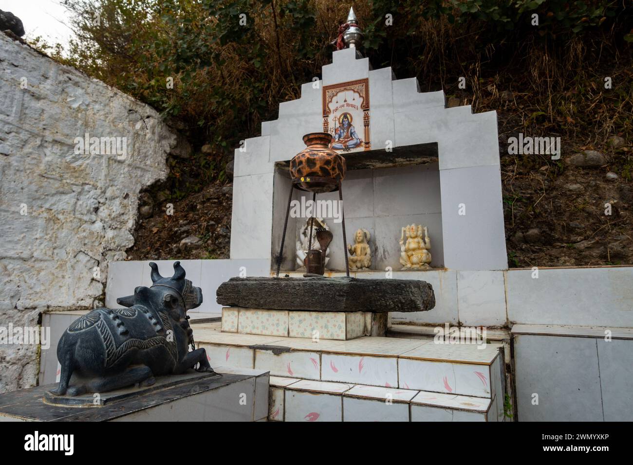 22 febbraio 2024, Uttarkashi Uttarakhand, India. Tempio Shiva -Parvati con scultore di pietra Nandi Bull. Divinità indù. Foto Stock