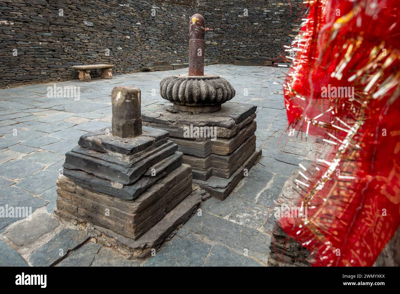 18 febbraio 2024, Uttarakhand India. Antiche sculture di pietra Shiva Linga al Tempio di Lakhamandal Shiva: Rovine Foto Stock