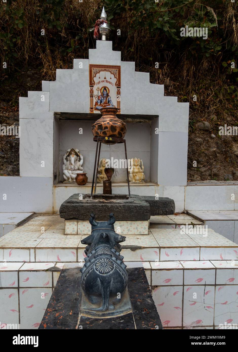22 febbraio 2024, Uttarkashi Uttarakhand, India. Tempio Shiva -Parvati con Nandi Bull sotne scultore. Divinità indù . Foto Stock