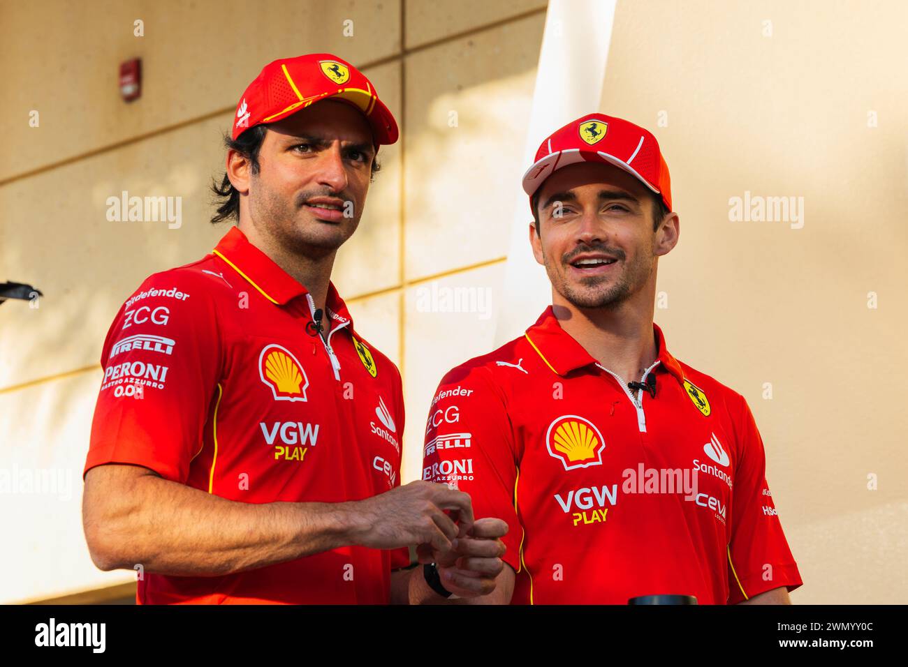 MANAMA, BAHRAIN, circuito internazionale del Bahrain, 28.Feb.2024: Charles Leclerc e Carlos Sainz durante il Gran Premio del Bahrain di Formula 1 Foto Stock